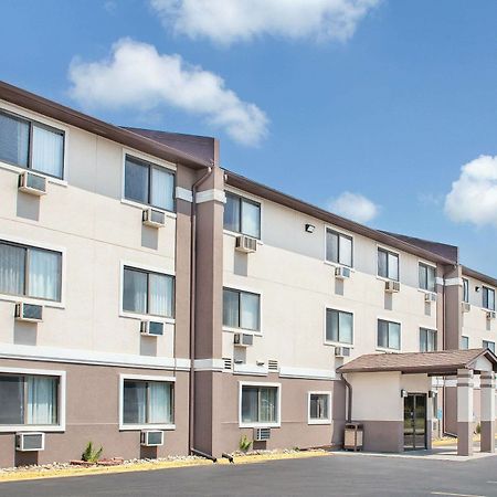 Boarders Inn & Suites By Cobblestone Hotels Waterloo Cedar Falls Exteriör bild
