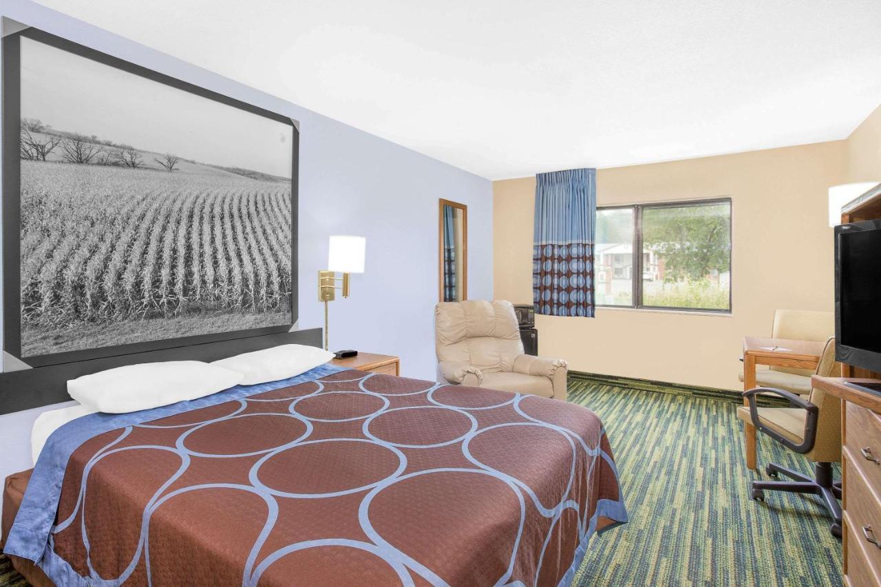 Boarders Inn & Suites By Cobblestone Hotels Waterloo Cedar Falls Exteriör bild