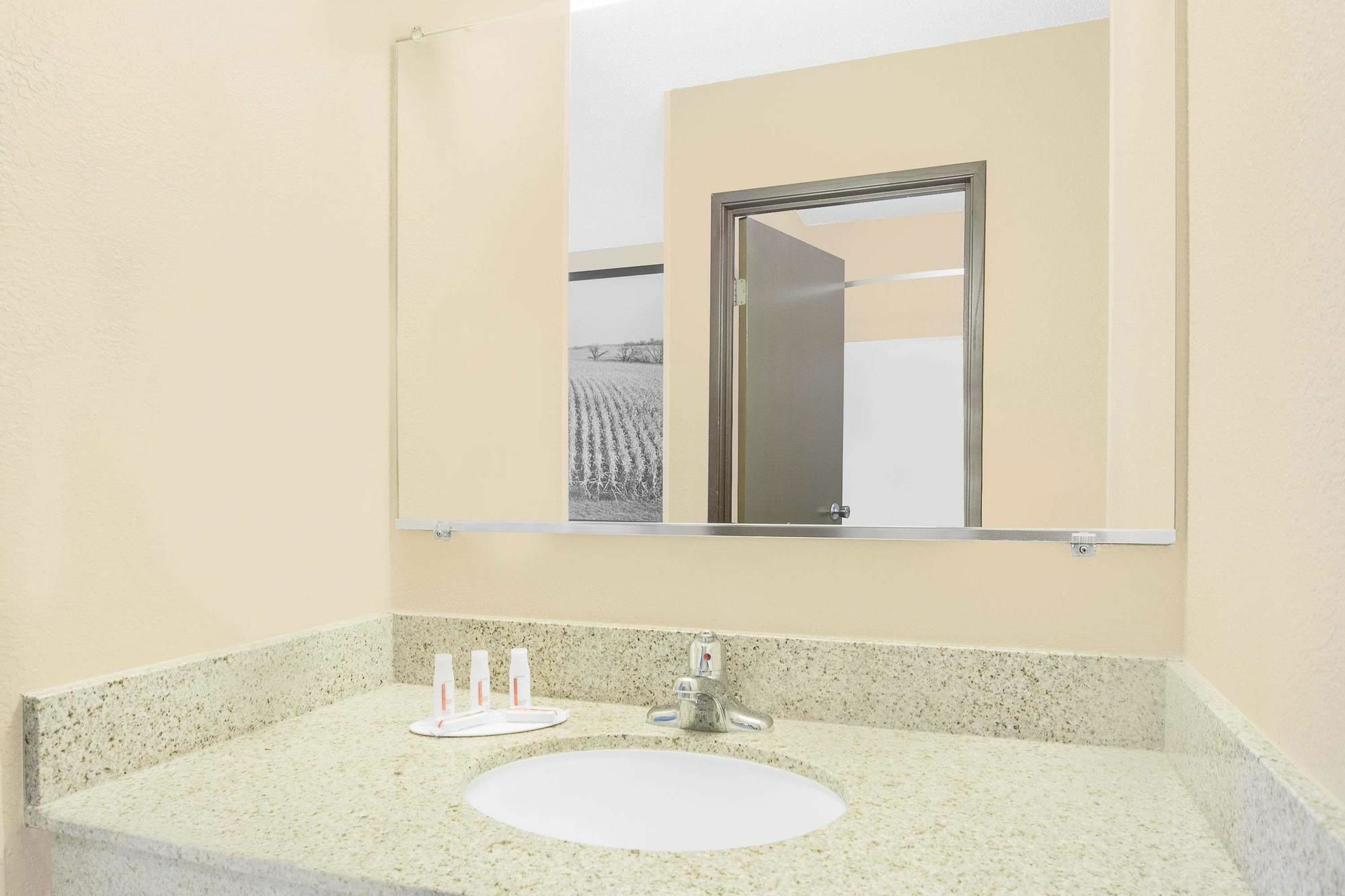 Boarders Inn & Suites By Cobblestone Hotels Waterloo Cedar Falls Exteriör bild