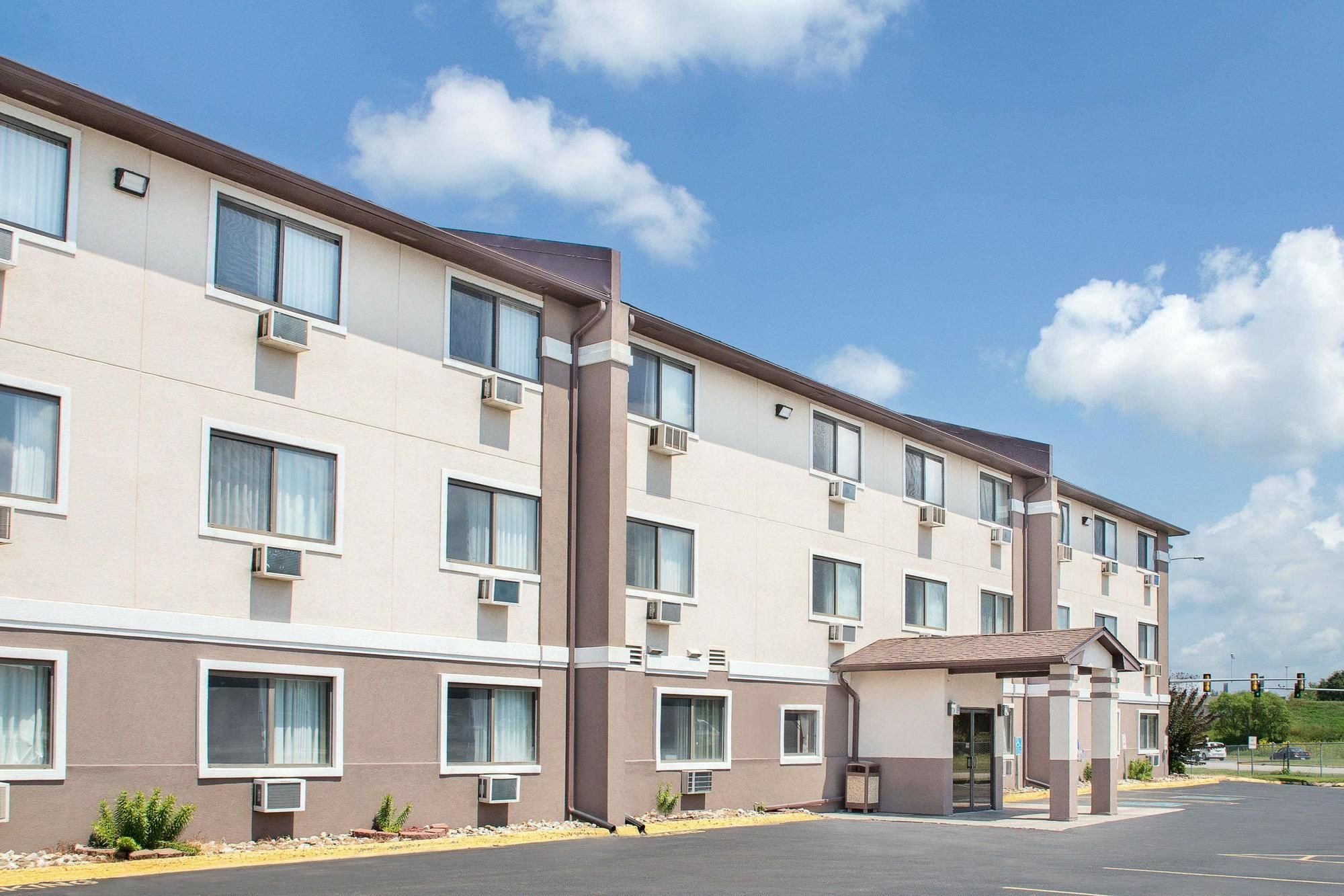 Boarders Inn & Suites By Cobblestone Hotels Waterloo Cedar Falls Exteriör bild
